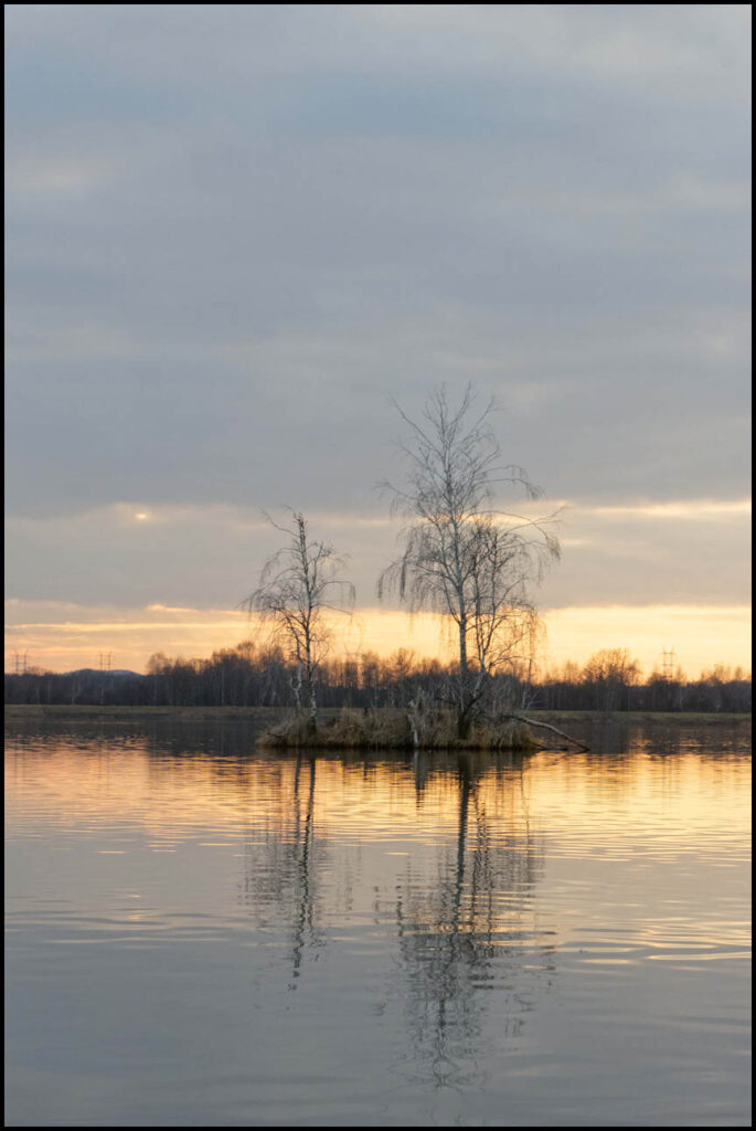 Widziane z SUPa wyspy na tle zachodu słońca