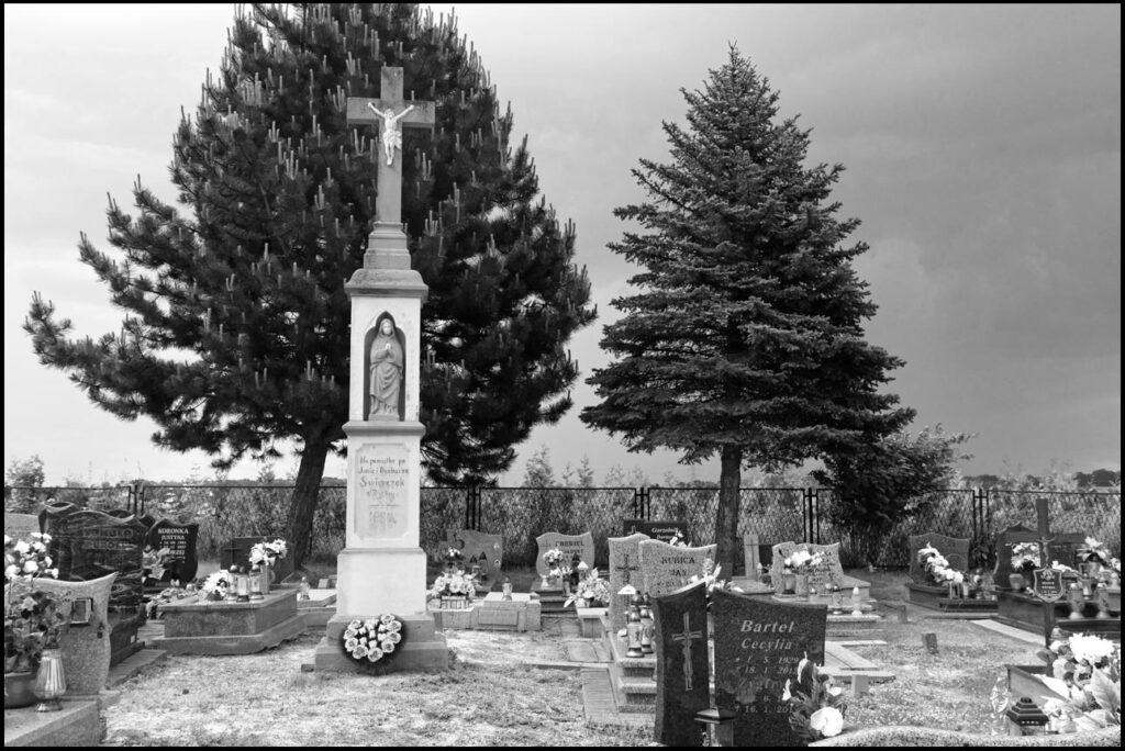 Boża Męka na cmentarzu