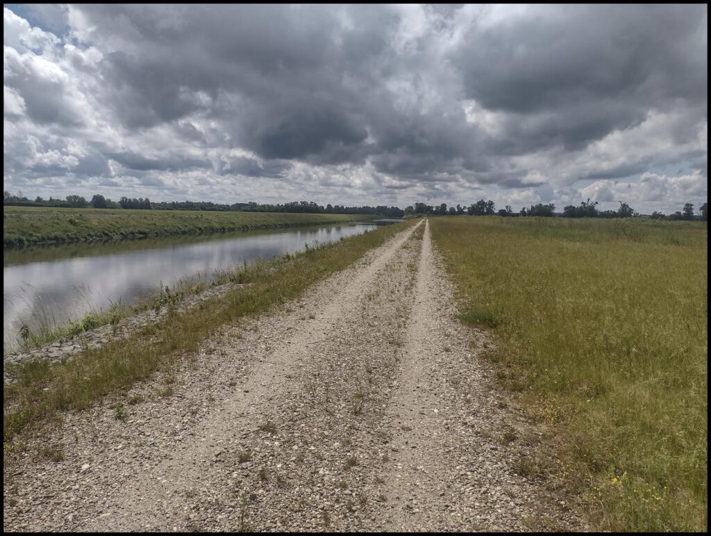 Droga wzdłuż kanału