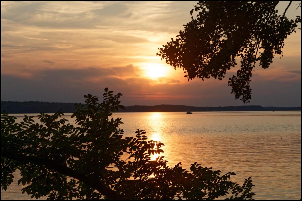 zachód słońca nad jeziorem Drawskim